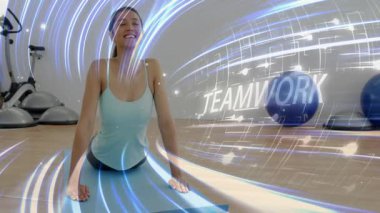 Diz çöken mavi hasırlı kadın, çizgiler esnetiyor, yukarı itiyor, Ekip Çalışması 'nın formda olduğunu gösteriyor. Egzersiz, stüdyo, spor salonu, denge, denge, bosu, top