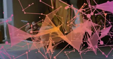 Ağ örtüsü görünüyor, kadın telefon dinlerken yemek fincanı yerleştiriyor ve mesajları kontrol ediyor. Akıllı telefon, tablet, kafe, gün ışığı, canlı, görselleştirme, çokgen