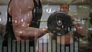 Dambılı kavrayan, spor salonunda kıvırcık saçlar yapan, kollarını kapatan, bina dayanıklılığı gösteren bir adam. Ağırlık, ağırlık kaldırma, ağırlık kaldırma, antrenman, spor, çift pozlama, grafikler