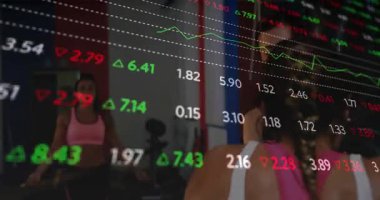 Ana kadın spor salonunda kayıyor, canlı yayın güncellemesi finansman örtüşmesi veri takibi yapan insanların üzerinden kayıyor. Fitness, duo, cardio, jumprope, stüdyo, aynalar, dinamik