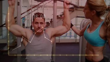 Erkek müşteri, barın barına tırmanıyor spor salonunda barfiks çekiyor, koçun formda rehberlik etmesi, İHD izleme ölçümleri. Sporcu, antrenör, güçlendirme eğitimi, üst üste bindirme, okuma, geri bildirim, ağırlık