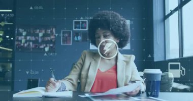 Kadın analist kağıtları inceliyor ve ofiste konuşuyor. Sayfa çevirme, canlandırılmış sigorta ikonalarına neden oluyor. Çalışma alanı, danışman, defter, belgeler, jest, gün ışığı, kolaj