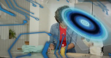 Annem okul çantalarını hazırlayan kıza rehberlik ediyor, çantaları açıyor, holo kaplamaları genişletiyor. Aile, kız, mutfak, ada, sırt çantası, yemek hazırlama, kaynaşma