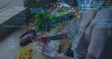 Yemek hazırlığı için domates toplayan ve dilimleyen bir kadın. Yiyecek teknolojisi kodu bıçağın üzerinde asılı duruyor. Mutfak, yemek pişirme, biber, yeşiller, pencere, güneş ışığı, holografik