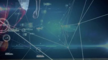 Sola koşan bir sporcu, basketbol topunu tek elle yerleştiriyor ve atıyor. Bu arada HUD de yayı takip ediyor. Oyuncu, slam, court, jump, yörünge, üst üste, grafikler