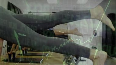 Başroldeki kadın öne doğru kayıyor, yüzleri kaplayan grafikler çizerken, zindelik reformatörünü hareket ettiriyor. Pilates, grup, senkronize, stüdyo, paspas, pastel, denge