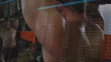 Erkek sporcu spora başlıyor. Spor salonunda kollarını üstten tutuyor. Formda kalmak için kaslarını kapatıyor. Gömleksiz, bisepssiz, gövde, ağırlık, aynalar, dijital, sinemasal