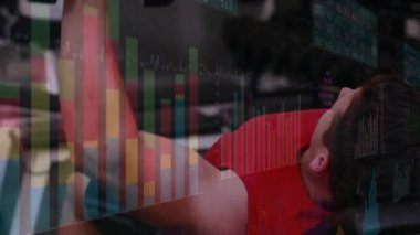 Göğüs gererek halterde uzanan adam, maliye tabloları üst üste bindirirken antreman sandığı. Jimnastik, ağırlık, ağırlık, zindelik, odak, veri toplama, sinema.