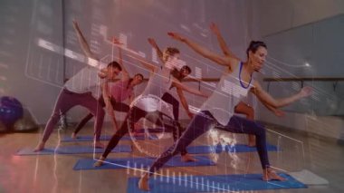 Kadın eğitmenin hamlesini yapması, mavi paspaslarda sınıf aynası yapması, HUD 'nin fitness için yol göstermesi. Yoga, grup, duruş, ilerleme, stüdyo, minimalist, denge