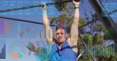 Adam yatay çubuğu kavrıyor ve grafikler onu örterken ayak parmaklarından bara tempolar sergiliyor. Açık hava, beden eğitimi, legrafiler, barfiksler, park, gün ışığı, gökyüzü.