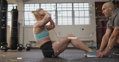 Antrenörle mekik çeken, ayakları çapalayan, vücut geliştirme tekniklerini takip eden kadın stajyer. Abs, core, egzersiz, spor, koç, duo, bench