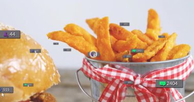 İmleç havada asılı kalıyor. Rozetlerin çoğalmasına, hamburgerlerin etrafında kümelenmesine, kızartmaların sayımına neden oluyor. Sandviç, kova, kurdele, gingham, köfte, peynir, marul.