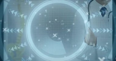 Erkek doktor kollarını kavuşturup teşhis için gülümsüyor HUD azalıyor ve steteskopu ve yüzü ortaya çıkarıyor. Klinik, klinisyen, danışma, tıbbi, üst üste, dijital, animasyon