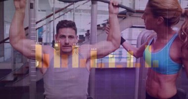 Koç bileğini düzeltirken, erkek müşteri çubuğu kavrıyor ve HUD takibi için geri çekiliyor. Spor salonu, antrenör, fitness, ekipman, kablo, metrik, üst üste