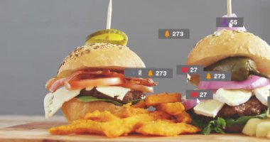 Çerçeveye giren üçüncü kaydırma, dalgalar halinde görünen rozetler, çarpışma için yükselen sayılar, solgunluk. Patatesler, patatesler, pano, stüdyo, masa üstü, canlı, lezzetli