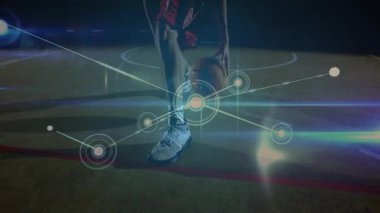 Sahada top süren erkek sporcu, top sürerek HUD düğümlerini genişleterek spor istatistiklerini gösteriyor. Basketbol, top taşıma, üst üste, ağ, ışık, spot ışığı, arena