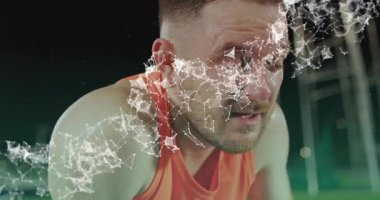 Adam eğitim sonrası iyileşme sürecinde, göz ovuşturma ve nöbeti parçacık ağı takibi için kontrol ediyor. Atletik, dayanıklılık, ter, yoğunluk, odak, açık hava, çim