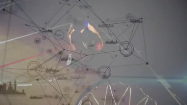 Sayı yapmak için smaç basan erkek sporcu, spor teknolojisi HUD kaplama oyuncusuyla birlikte. Basketbol, slam, hud, network, top down, arena, court