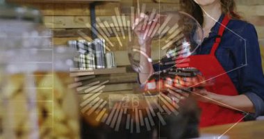 Pastane sunucusu saat kaldırıyor ve cafe ekran için bohça keki ortaya çıkarıyor, radyal kaplama görünüyor. Tatlı, pasta, sunum, personel, sıcak, kırsal, ahşap