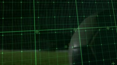 Futbolcu gol çizgisini geçtikten sonra hücum ediyor, şebeke işaretleri dalış golünü kaydediyor. Gece, futbol, top, ağ, çimen, ışıklar, üst üste