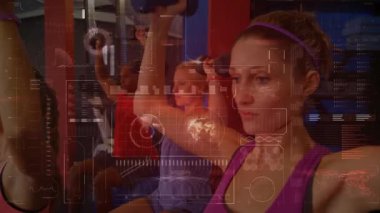 Dambıl basan bir kadın, grup takip, beden eğitimi dersinde yüksek çözünürlüklü izleme formu. Ağırlıklar, senkronize, antrenman, stüdyo, ayna, canlı, odaklanma