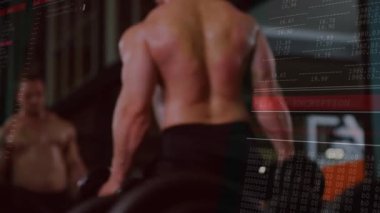 Jimnastik asansörü dambılı tutuyor. Aynada şifrelemeye sebep oluyor. Aynı zamanda kazanç için akran kıvrımları yapıyor. Vücut geliştirici, ağırlık, tabaklar, yansıma, ter, yoğunluk, ikili