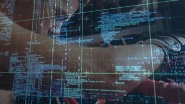 Monitörde veri kaynağı, okuma kodu örtüsü ve yeşil ızgara göründükten sonra masanın üzerine eğilen geliştirici. Teknisyen, mühendis, programcı, çalışma istasyonu, ofis, şirket, fütüristik