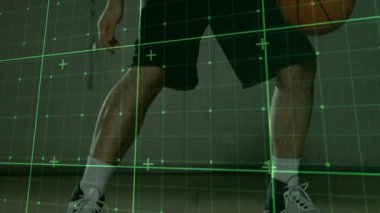 Erkek oyuncu top sürmeye başlıyor, tutmak için kayarken yeşil ızgara spor için öne doğru hareket ediyor. Basketbol, atlet, mahkeme, spor salonu, çember, forma, motor