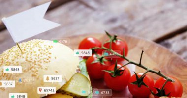 Ping atan, hamburger kaplayan, patates kızartması, soğan halkaları, nişanı temsil eden sosyal rozetler. Sandviç, köy, ahşap, yemek, tabak, yemek, lezzetli.