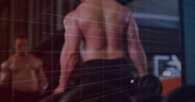 Elini uzatan, dambılı kaldıran ve aynaya bakarken kıvıran adam, fitness ızgara takip formu. Ağırlıklar, kuvvet, spor salonu, egzersiz, odaklanma, yansıma, kaslar