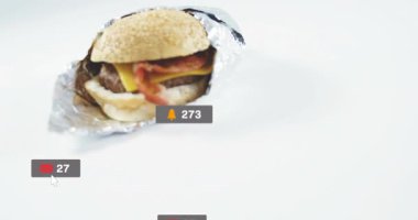 Rozetler ekran dışından folyoya sarılı hamburgerlere kadar hareket ediyor. Bu da nişanı gösteriyor. Yemek, paket, stüdyo, minimalist, simgeler, uyarılar, etkileşimler