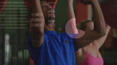 Erkek ve dişi çiftin göğsünde parmaklıklar var. Spor salonunda üstlerine baskı yapıyorlar. İK izleme gücü. Halter, spor salonu, halter, partnerler, senkronizasyon, üst üste bindirme, veri