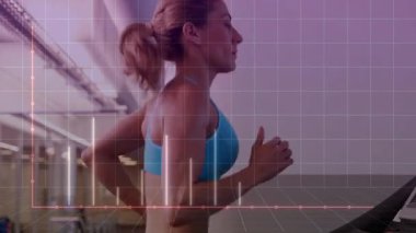 Koşu bandında koşan bir kadın, aktifleştiren ızgaralar ve pembe düğümlü dikey çubuklar izleme fitness. Jimnastik, kardiyo, dayanıklılık, odaklanma, kesişme, ölçüm, neon