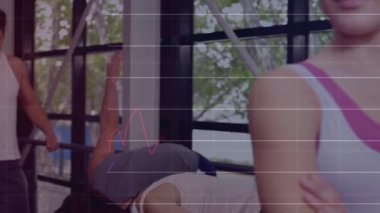 Kadın içeri girerken ısınıyor, kamera daha yakına geliyor, fitness çizelgeleri çıtanın üzerinde kayboluyor. Stüdyo, grup, sınıf, pencereler, gün ışığı, grafikler, örtüler