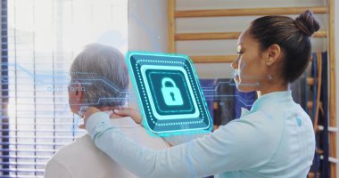 Terapist terapi odasında yaşlı adamın boynuna dokunuyor açık mavi bluz, AR kilidi. Rehabilitasyon, fizyoterapi, holografik, kaplama, klinik, gün ışığı, sağlık