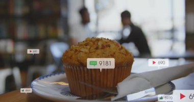 Kekin üzerinde beliren yorum baloncuğu rozet baskınını başlatıyor, artan sayıları sayıyor, popülerliğini gösteriyor. Hamur işi, kafe, gün ışığı, pencere, kaplamalar, nişan, sohbet