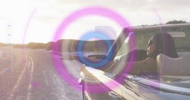 Kadın binici, üstü açık araba kullanan çakıllara eğiliyor, gün batımını izliyor, halkalar etrafında dönüp duruyor, seyahat ediyor. Üstü açılabilir, yolcu, yol gezisi, altın saat, mercek, açık hava, kırsal...