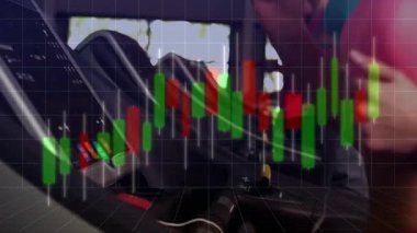 Koşu bandındaki kadın kulaklık takıyor ve koşmaya başlıyor, şamdan çizelgesi takip verileri. Jimnastik, kardiyo, antreman, spor kıyafeti, gün ışığı, üst üste, finans