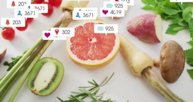 Yarı yarıya greyfurt sabit kalırken UI rozetleri beliriyor, büyüyor, kümeleniyor ve sosyal uğultuyu gösteriyor. Düztaban, masa üstü, meyve, sebze, şifalı otlar, kaplama, canlı