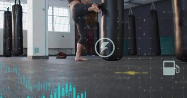 Dişi boksör bir adım öne atarak, deniz mavisi grafikleri ve simgeler üzerinde çalışırken tekmeleyip yumrukluyor. Boks, eldiven, atlet, fitness, kardiyo, paspas, çanta