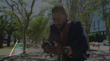 Bisikletli bir adam telefona yaslanıyor, tablolar yükselirken ve kareyi doldururken mali verileri kontrol ediyor. Görselleştirme, analitik, gösterge paneli, aygıt, şehir manzarası, park