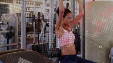 Düz çekme çubuğunu çeken, göğse doğru çeken, fitness için tekrar eden, noktalı kaplama gösteren bir kadın. Spor salonu, güç, antrenman, ağırlık, ekipman, oturma, odaklanma