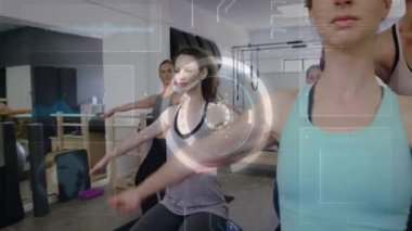 Pilates sınıfı eğitmeni el ele tutuşarak yürüyor, ön kadın kollarını tutuyor, HUD nabzı atıyor. Stüdyo, fitness, denge, duruş, hizalama, koç, konsantrasyon