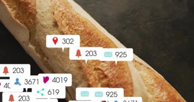 Tebligat baloncukları ikinci kareden sonra baget ekmeğinde çoğalıyor, toplumsal bağlılık gösteriyor. Ekmek, ekmek, kabuk, doku, köşegen, yakın plan, simgeler