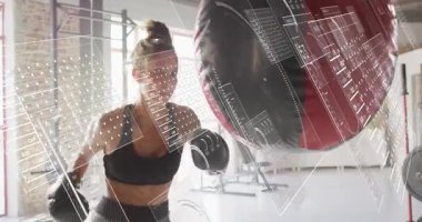 Kadın boksör, fitness salonunda sıkı bir yumruk talimine başlıyor. İHD, eğitim için grev formunu takip ediyor. Boks, bagaj işi, stüdyo, atletik, hareket, odaklanma, gün ışığı