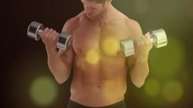 Fitness modeli dambıllara bakıyor. Bokeh kaslarını ses tonuna göre sergilerken sabit kıvrımlar yapıyor. Ağırlıklar, kuvvet, odaklanma, atletik, stüdyo, siluet, krom