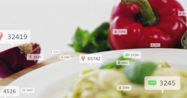 Numerik etiketler yeşil makarna etrafında kümelenmiş yapay zeka rozetleri başlatıyor, kamera fesleğeni ortaya çıkarıyor. Tabak, pesto, bitki, garnitür, yakın çekim, makro, masa üstü