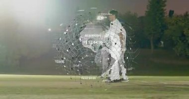 Veri küresi top sahasını spor için sahada gösterirken atıcı koşmaya başlıyor ve topu bırakıyor. Kriket, alacakaranlık, projektörler, park, çim, açık hava, holografik