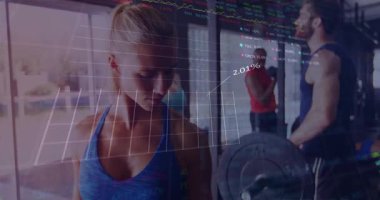 Midadult kadın, spor salonunda dambıl kıvırmaya başlıyor. Fitness verileri için kollarını kaplayan animasyon HUD çizelgeleri. Halter, pazılar, eğitim, güç, gün ışığı, reklam, endüstriyel