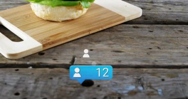 Bilgilendirme baloncuğu konfeti patlatıyor, hamburgerciye doğru yükselen ikonlar, 95 'e kadar say. Sandviç, düzlük, kırsal, ahşap, bambu, kesme tahtası, yakın plan.